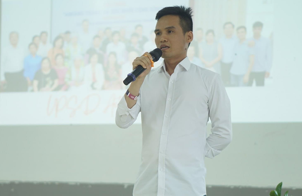 ISHR_esp's tweet photo. Hoy se cumple un año desde que el abogado de justicia ambiental Dang Dinh Bach fue sentenciado por el gobierno vietnamita a 5 años de prisión por cargos de "evasión de impuestos".

¡Únase a esta campaña para exigir su liberación! https://t.co/Z8tpmGnzZr

#StandWithBach https://t.co/FZnBCbNoyy