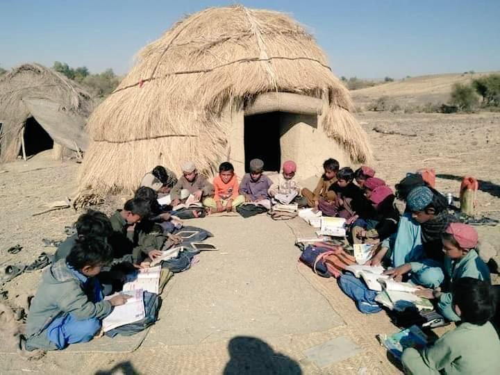 HamidBaloch25's tweet photo. یہ تصاویریں ان علاقوں کی ہیں جہاں سے یورینیم,گیس جپسم اور دیگر قدرتی معدنیات نکل رہے ہیں اور  سوچنےکی بات یہ کہ پھر وہاں سکولوں کی حالت کیوں تبدیل نہیں ہوتی؟
شاید وہاں کے لوگ جاہل ہیں جو ان جھونپڑیوں میں اپنی مدد آپ کے تحت اپنے مستقبل روشن کر رہے ہیں
#InternationalEducationDay https://t.co/CPFAkX8maM