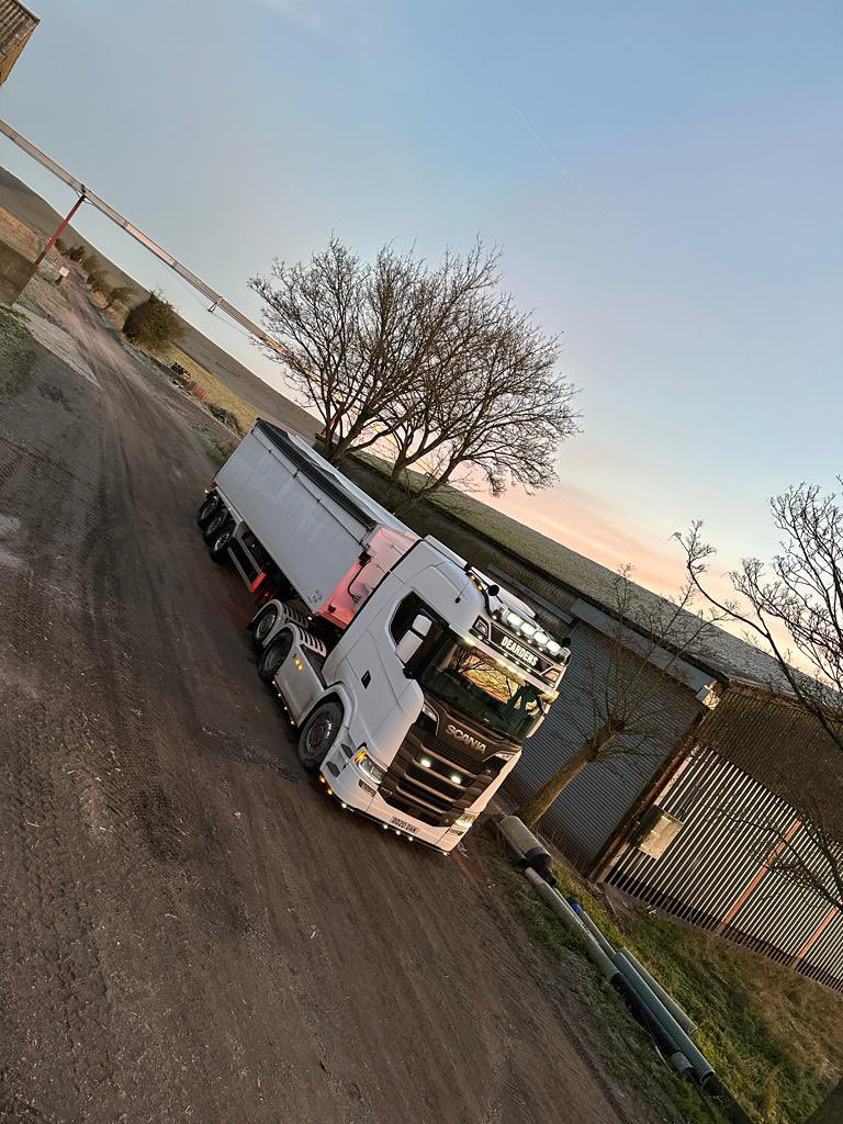 Crisp winter 🥶 morning #deardenshaulage #britishfarming #scania