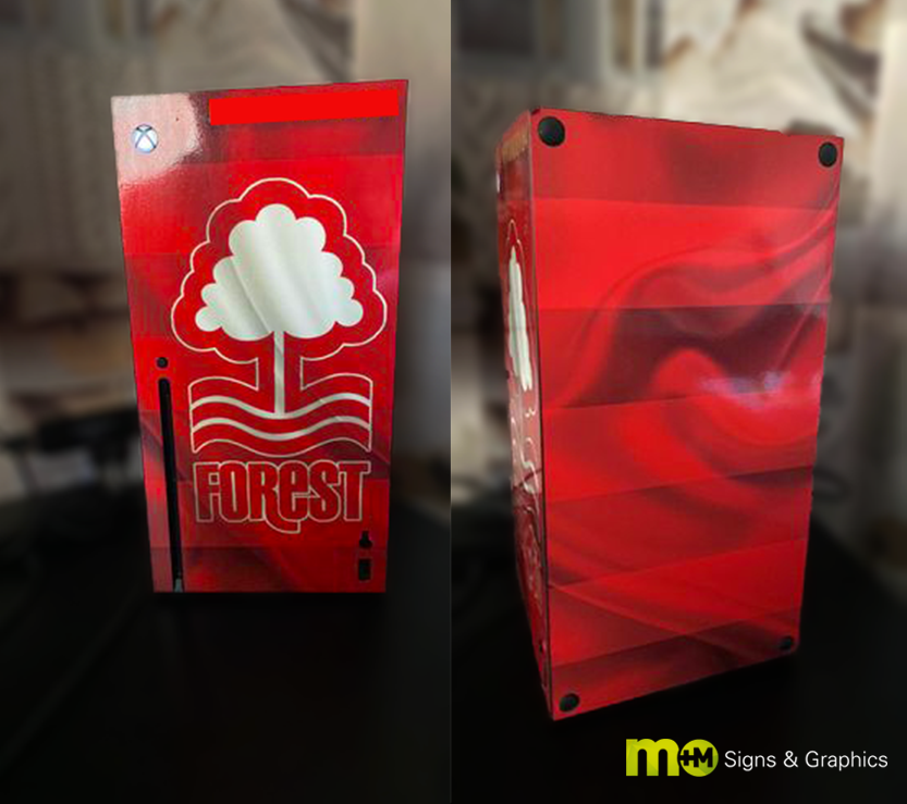MMSignsGraphics's tweet photo. A very happy customers photo with his Nottingham Forest Xbox Series X Skin. 🤩

If you're interested in Xbox or PlayStation Skins, please contact us on 01782 501199, or send us a message for more information. 😀
 
#XboxSeriesX #Skins #Decals https://t.co/YLXG8InYRv