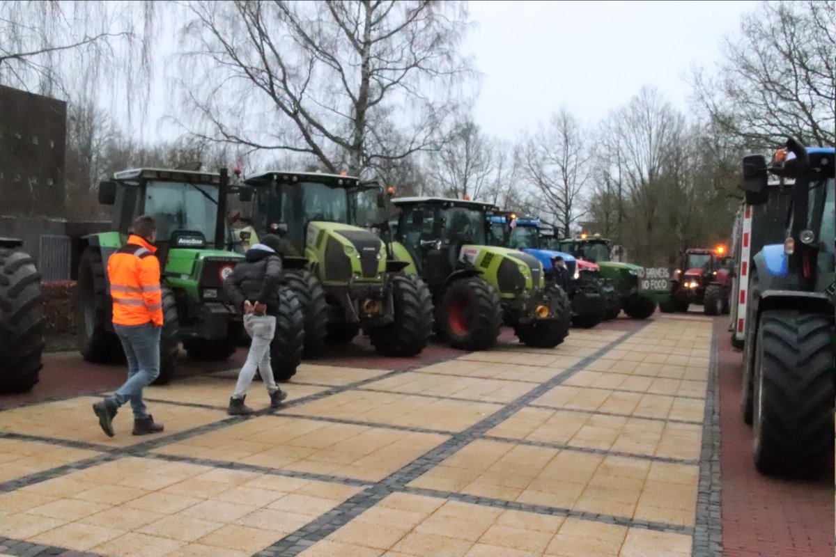 <a href="/farmersdefence/">@FarmersDefence</a> #boeren nemen positie in bij <a href="/ProvDrenthe/">Provincie Drenthe</a> De provincie is op de hoogte van de demonstratie en heeft aangegeven de boeren te zullen ontvangen.