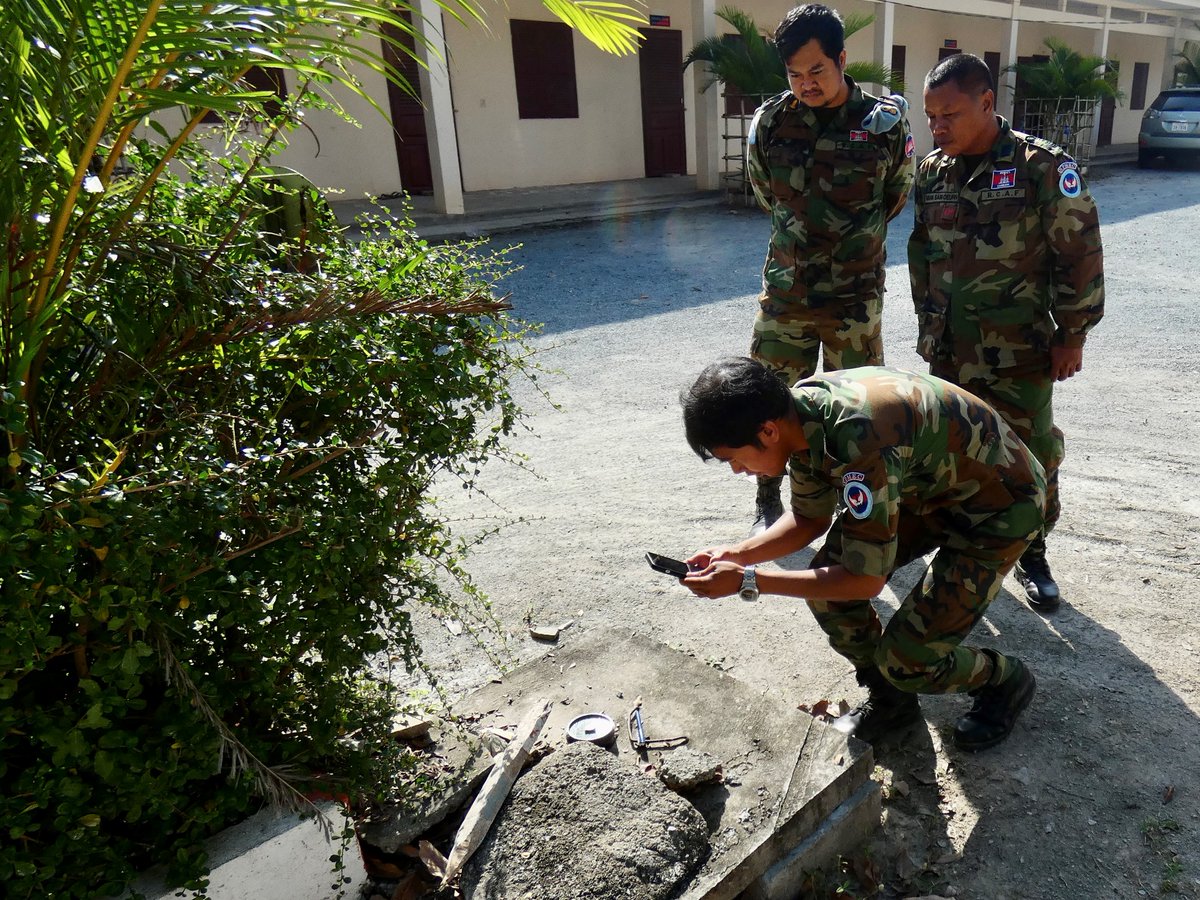 CoopSecuDefense's tweet photo. 💣Ouverture du stage Explosive Ordnance Clearance EOC au #NPMEC, au #Cambodge.

3⃣1⃣ stagiaires
4⃣ semaines
2⃣ instructeurs 🇫🇷 et 2 🇰🇭

▶️Former une nouvelle génération de démineurs🇰🇭 pour les missions #ONU🇺🇳 et le programme #Cambodia free mine 2025

@UNPeacebuilding @MOICambodia https://t.co/o0rystKY5Q