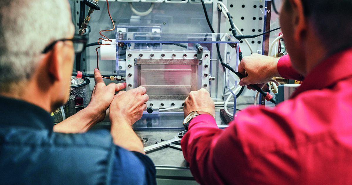 Evonik's tweet photo. #Evonik has launched the PlasCO2 project together with three partners. The aim is to use CO2 as a raw material in the production of C4 chemicals. Researchers are working on extracting #SynthesisGas from CO2 & hydrogen by means of a plasma reactor. https://t.co/s70IxmQwvT https://t.co/HC0hWx6psT