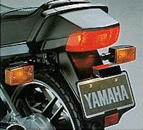 「ヤマハ XZ400どこを切り取っても癖の塊なデザイン。エキパイの本数からしてV4」|門前 秋良🙄らきあえまんものイラスト