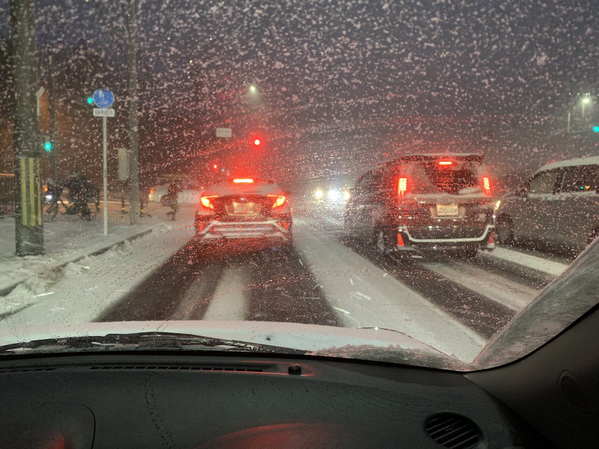 滋賀県大津市瀬田月輪あたり
雪です！皆さん気をつけて！