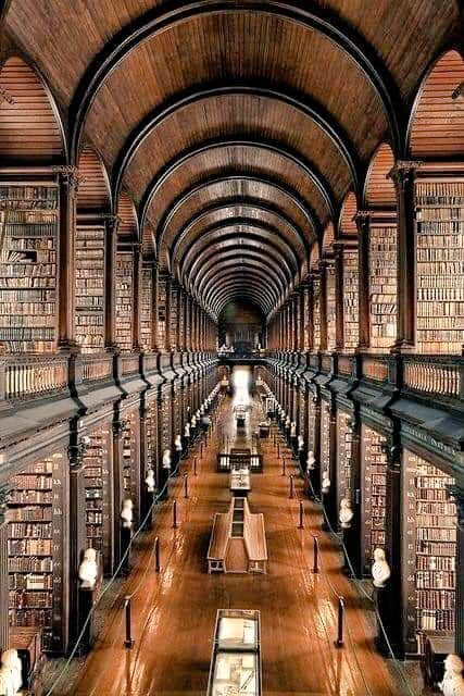 Trinity College Library, Dublin, Ireland 🇮🇪 
Built between 1712 and 1732, the Long Room at Trinity College’s Old Library holds the collection’s 200,000 oldest books 📚 
#trinitycollegelibrary 
#dublinireland