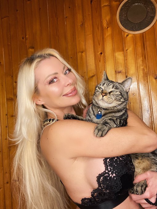 tell me honestly..do you love this kitty or my kitty..😻 https://t.co/913q43LW9r