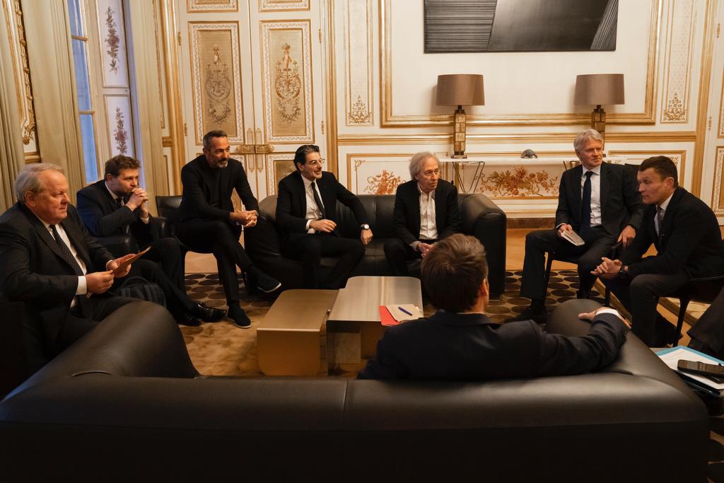 A l'Elysée hier, avec notamment #SylvainTesson,Pascal Bruckner,Olivier Weber et <a href="/youridjorkaeff/">Youri Djorkaeff</a>, reçus par <a href="/EmmanuelMacron/">Emmanuel Macron</a> pour demander à la France de venir au secours des #Armeniens d'#Artsakh en péril depuis le blocage du corridor de Latchin par les Azéris (44e jour de blocus)