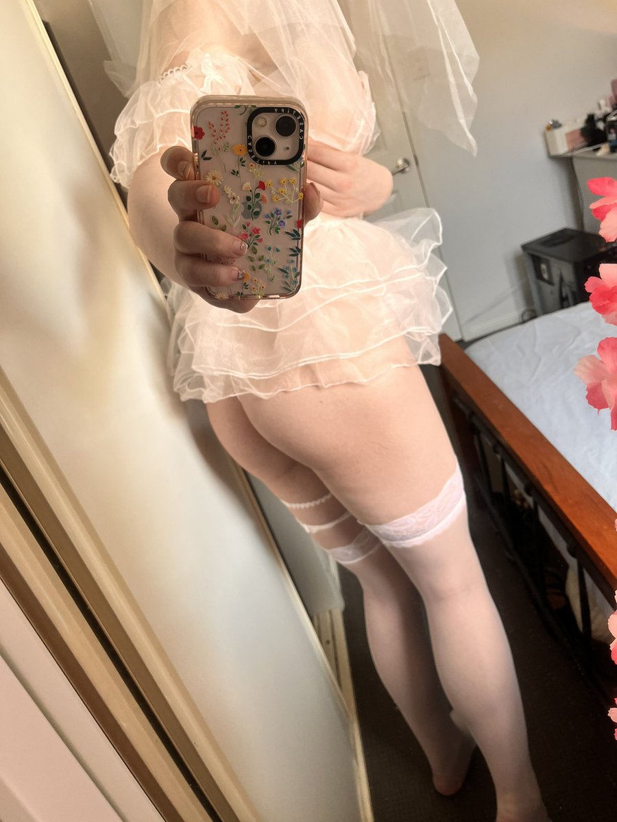 RoseHathaway70's tweet photo. Does my bum look big in this? 🥺👉👈 https://t.co/2wrV47yq0l