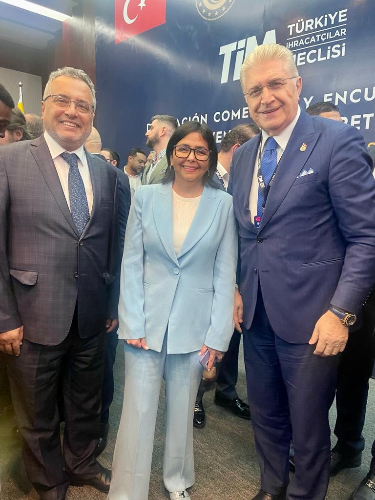 drmaydin's tweet photo. Venezuella,Karakas;
HİB Bşk.mızla;
Ticaret Bakanımız,
Venezuella C.Bşk.Yrd.Delecy 
Rodriguez ve TİM Bşk.mızın konuşmacı olduğu Türkiye-Venezuella İş Formuna katıldık.

Sn.Rodriguez’e çalışmalarımız hk.da detaylı bilgi verdik.

@HibTurkiye⁩ 
@turkihracat⁩
@IAUKampus⁩ https://t.co/pAEx1dTrUK
