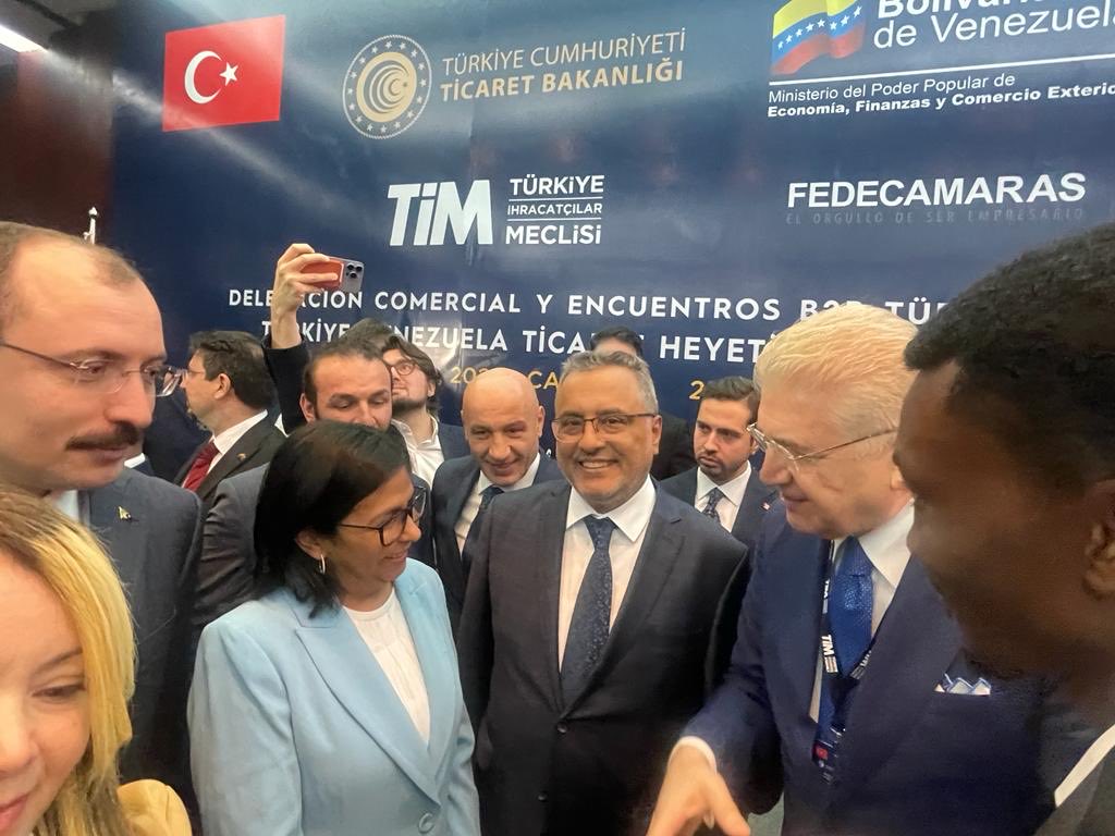drmaydin's tweet photo. Venezuella,Karakas;
HİB Bşk.mızla;
Ticaret Bakanımız,
Venezuella C.Bşk.Yrd.Delecy 
Rodriguez ve TİM Bşk.mızın konuşmacı olduğu Türkiye-Venezuella İş Formuna katıldık.

Sn.Rodriguez’e çalışmalarımız hk.da detaylı bilgi verdik.

@HibTurkiye⁩ 
@turkihracat⁩
@IAUKampus⁩ https://t.co/pAEx1dTrUK