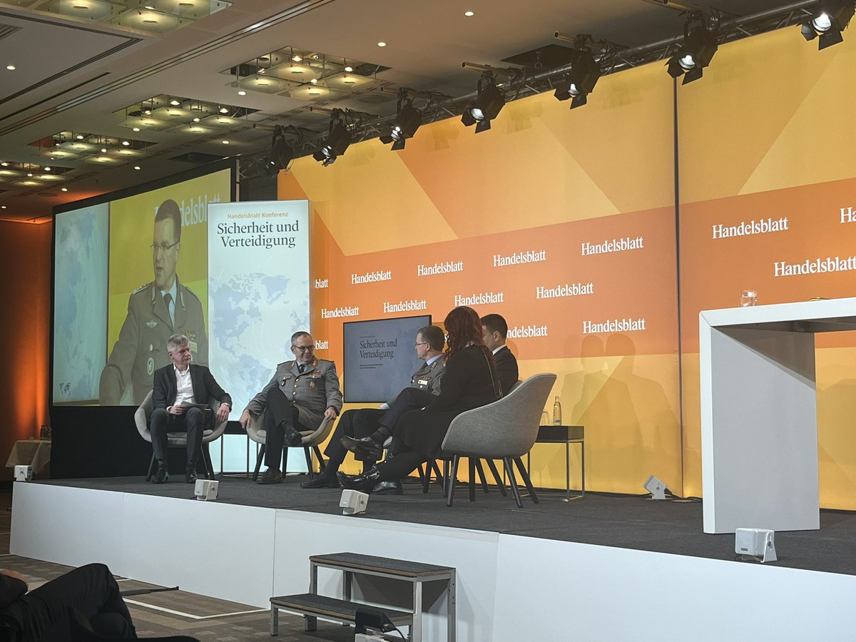 Die Bundeswehr erwartet mehr von der Regierung:
„Hat Politik den Schuss gehört?“, fragt André Wüstner vom <a href="/DBwV/">BundeswehrVerband</a> 
Er klingt, als bezweifle er das.
Die Nationale Sicherheitsstrategie reiche nicht, das sei „wieder Papier“. Davon hätte man genug. „Die Frage ist: Setzen wir das um?“