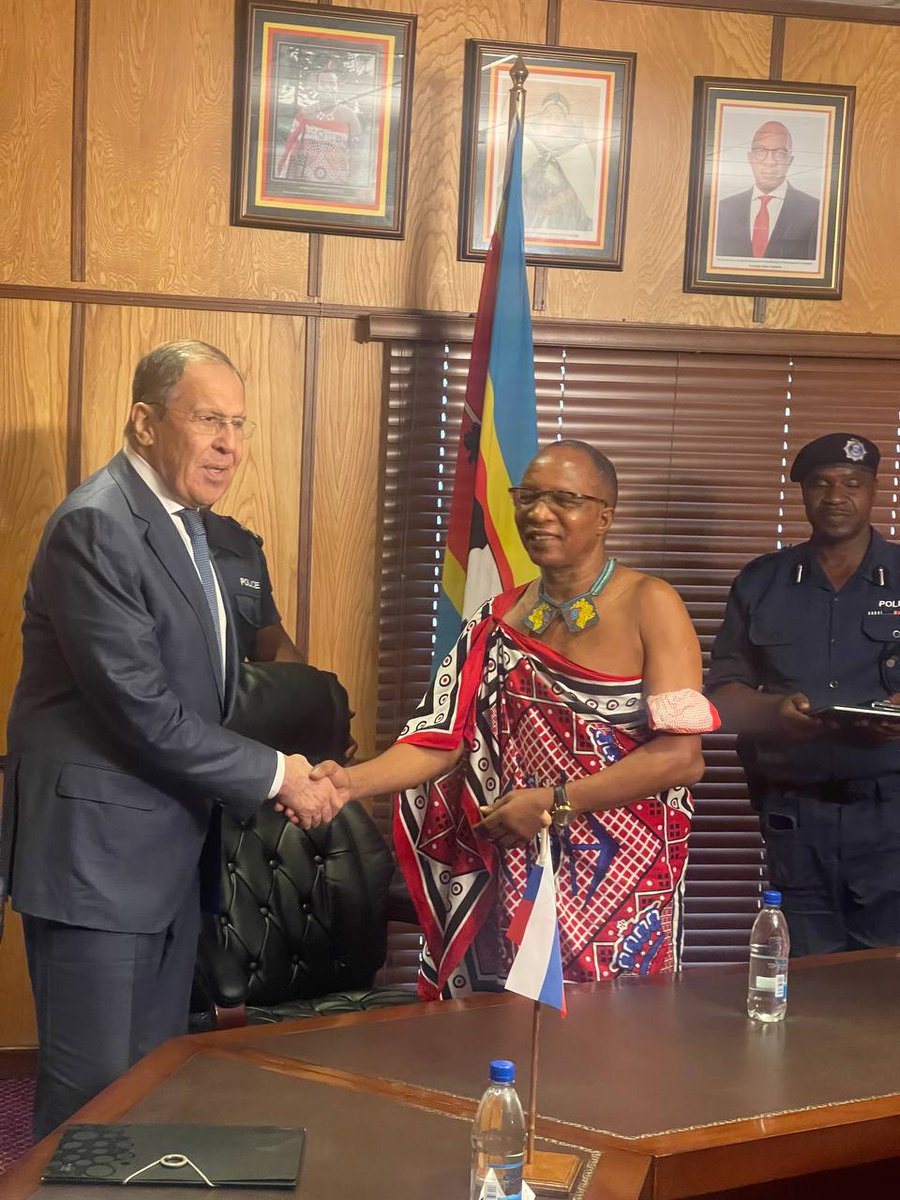 Zn_Portnova's tweet image. — Узнаю! — воскликнул прозревший Вася. — Узнаю брата Колю! 
Счастливая встреча ознаменовалась такими сумбурными ласками и столь необыкновенными по силе объятиями, что второй сын черноморского революционера вышел из них с побледневшим от боли лицом.
(С)