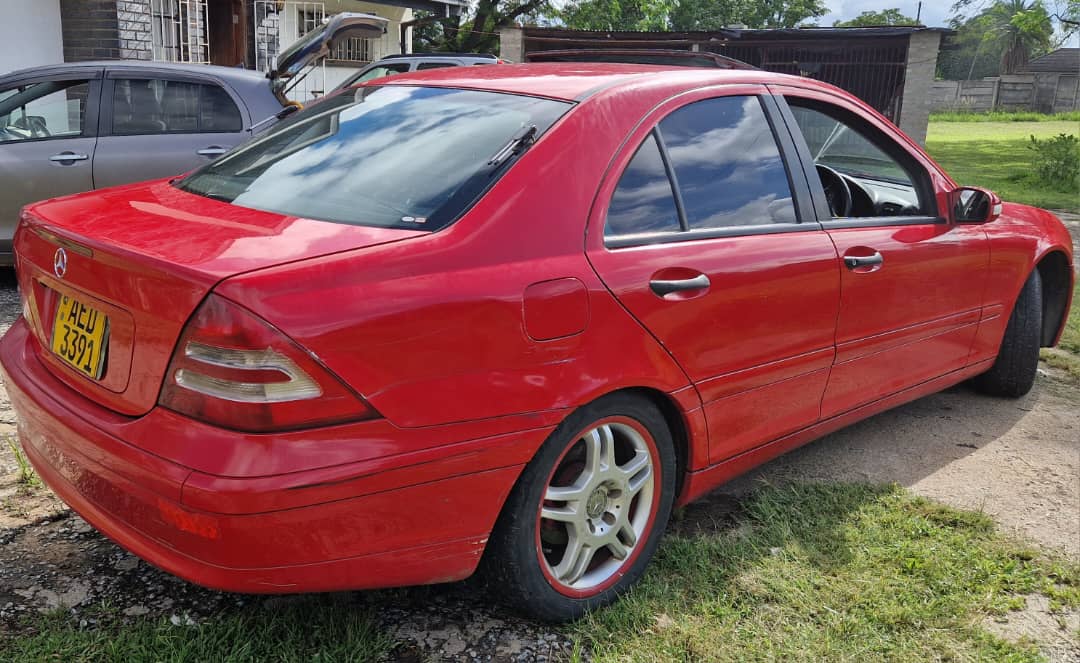 ghostdhliwayo's tweet photo. Mercedes Benz C180
1,8 Litre 111 Petrol Engine 
Automatic transmission 
Clean fabric interior 
Sunroof 

3,600usd

Call/App 
0776358490 

📍 Harare CBD inspired by #AndrewTate #zim #zimbabwe #harare #wearezimbabweans #GodsPlan #hustle #business #news #zw https://t.co/Gn5Yp0zyO0