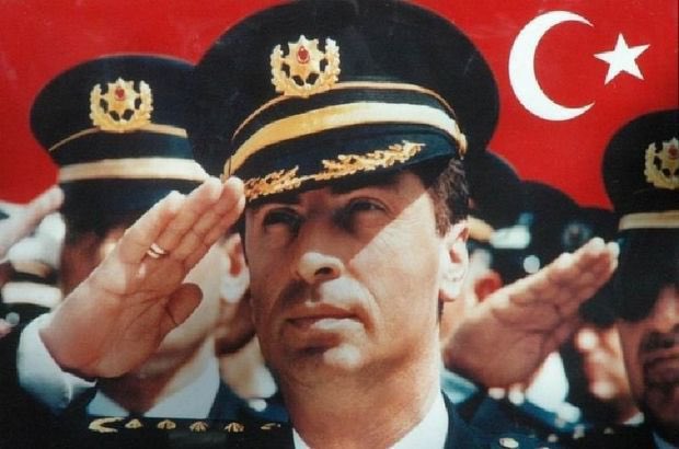 "Fırıncı Fikri'nin oğlu olarak çıplak geldim, çıplak gideceğim. Bize kâr kalacak arkamızdan edilecek duâlardır." 

22 yıl önce uğradığı hain saldırı sonucu şehit olan Diyarbakır Emniyet Müdürü Gaffar Okkan’ı saygı, rahmet ve minnetle anıyoruz.