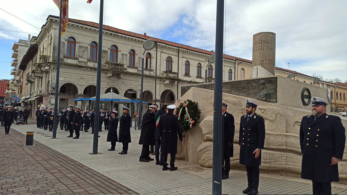 SanDonaOfficial's tweet photo. Alzabandiera e deposizione della corona di alloro da parte dei sindaci e della Polizie locali di San Donà Musile e Noventa che oggi celebrano insieme San Sebastiano loro santo patrono #sansebastiano #sandonadipiave #musile #noventa #polizialocale https://t.co/a1sbySvpfA