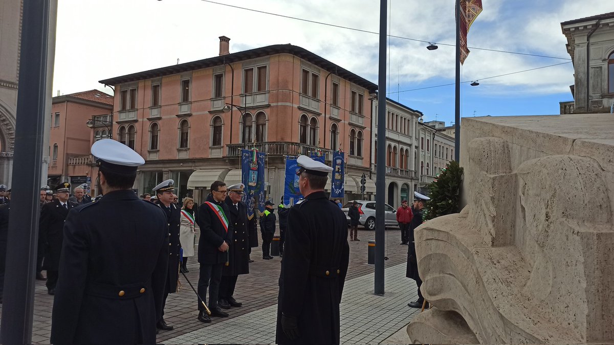 SanDonaOfficial's tweet photo. Alzabandiera e deposizione della corona di alloro da parte dei sindaci e della Polizie locali di San Donà Musile e Noventa che oggi celebrano insieme San Sebastiano loro santo patrono #sansebastiano #sandonadipiave #musile #noventa #polizialocale https://t.co/a1sbySvpfA
