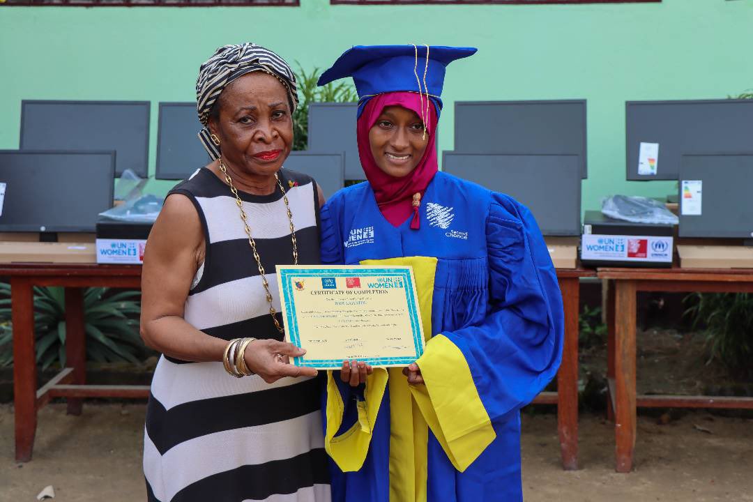 unwomengeneva's tweet photo. On this #EducationDay we congratulate our recent 100 graduates from #Buea & #Douala in Cameroon.
Since 2018, #UNWomen has been implementing the #SCEProgram to give women who have missed out on education a second chance.
#GenderEquality #SecondChance #UNWomen https://t.co/qxjNxtR1KC