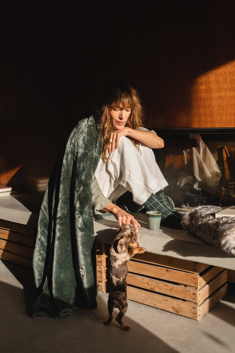 timdelz's tweet photo. A pretty house, a fireplace and the plaids from Plaids Cocooning... The essentials for a perfect winter ! 
🧸

#winter #photography #plaid #cocooning #teamwork #lille #paris #anvers #photographer #frenchbrand https://t.co/R104vQltck