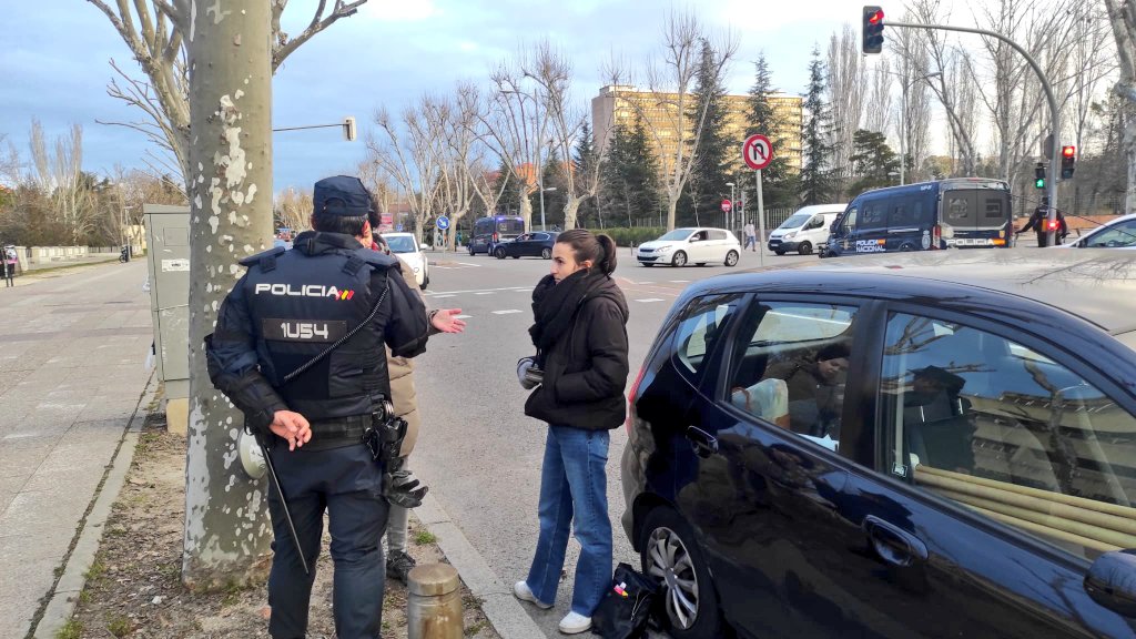 SindicaEstudian's tweet photo. ⚠️ La Policía Nacional identifica a las compañeras del Sindicato de Estudiantes y nos amenaza con multas simplemente por querer desplegar nuestra pancarta frente a la Facultad de CC Info. Así es como se respeta el derecho a la libertad de expresión.

#AyusoAPrision #AyusoNonGrata https://t.co/10BSD5heqG