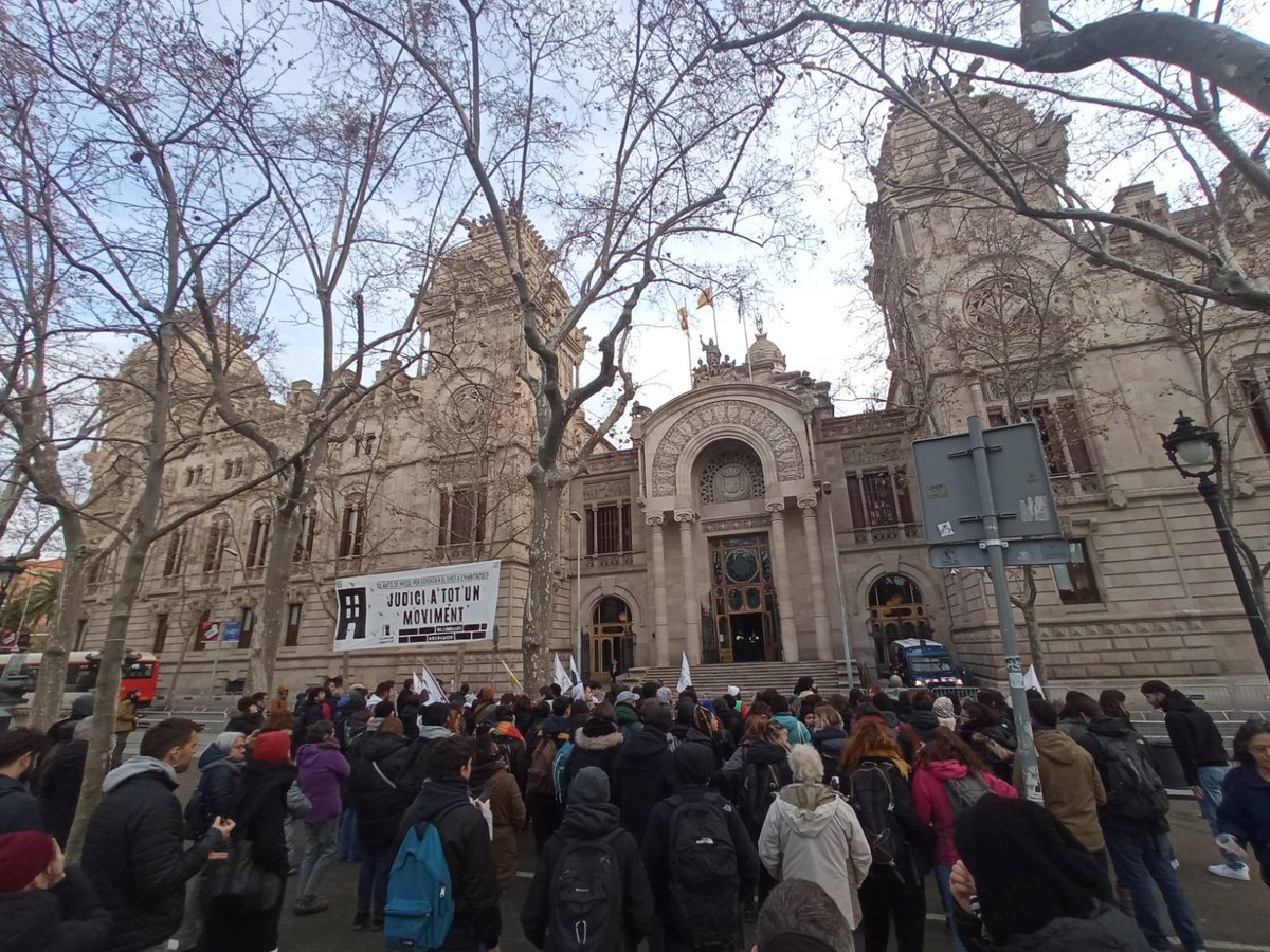 #HABITATGE | Les dues persones encausades ja són dins l'Audiència de Barcelona. S'enfronten a penes de sis anys de presó sota les acusacions de desordres i atemptat per haver participat en la defensa d’un bloc ocupat al barri de la #Bordeta el 2020 directa.cat/jutgen-dos-act…