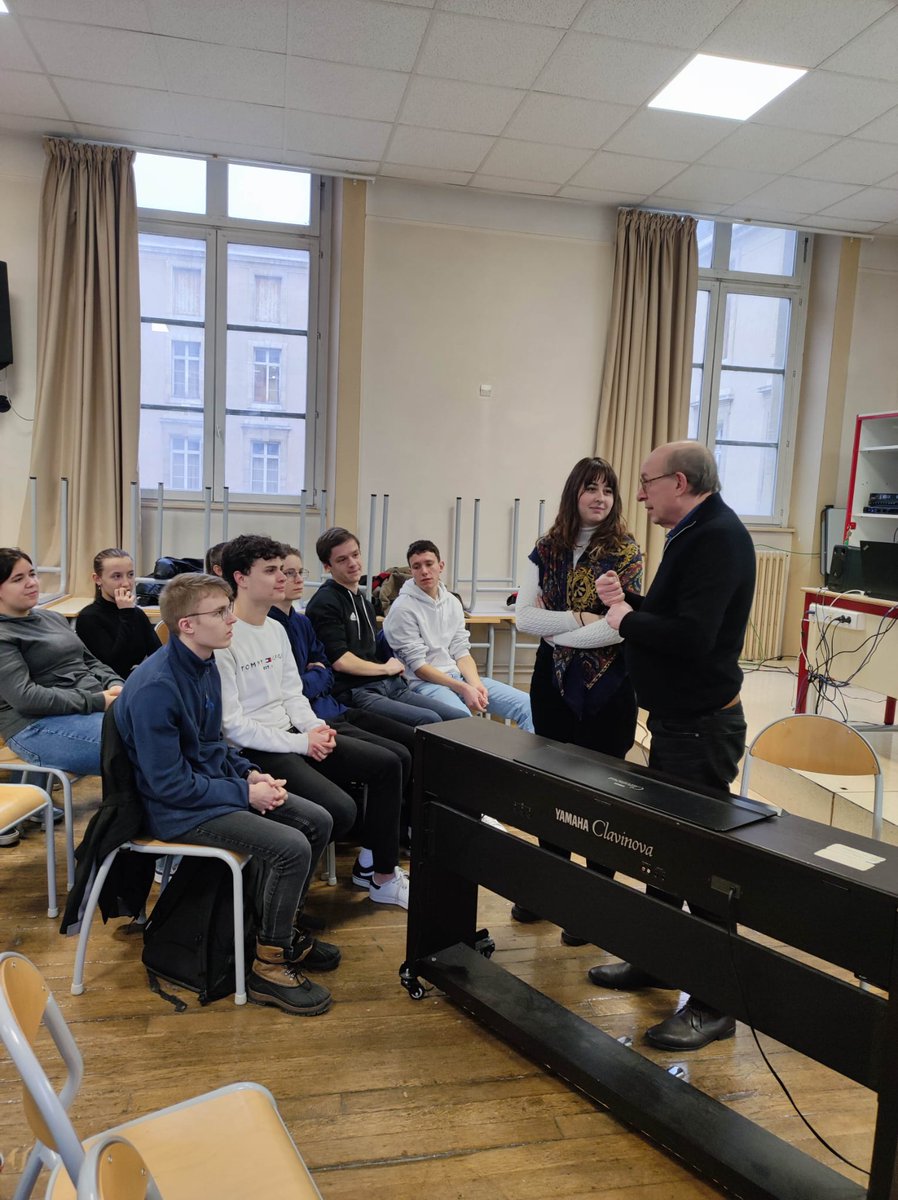 Lycee_Poincare's tweet photo. Rencontre enrichissante au @Lycee_Poincare où les élèves de la filière #S2TMD accueillent le compositeur de musique contemporaine Bernard Cavanna. Échanges riches dans une ambiance détendue et sympathique. https://t.co/1kMVDYuuhe