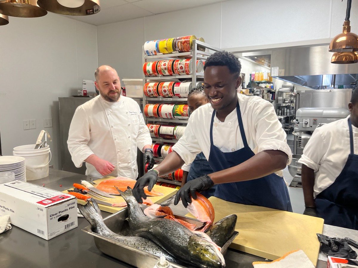 bsg_interns's tweet photo. Check out one of our Culinary Arts students in action 📸

Creating invaluable experience for their CV and future, all while having fun!🇺🇸

If you are interested in a placement or graduate opportunity in a Private Country Club in the USA, get in touch. 

The adventure begins now✨ https://t.co/taVS3EAClW