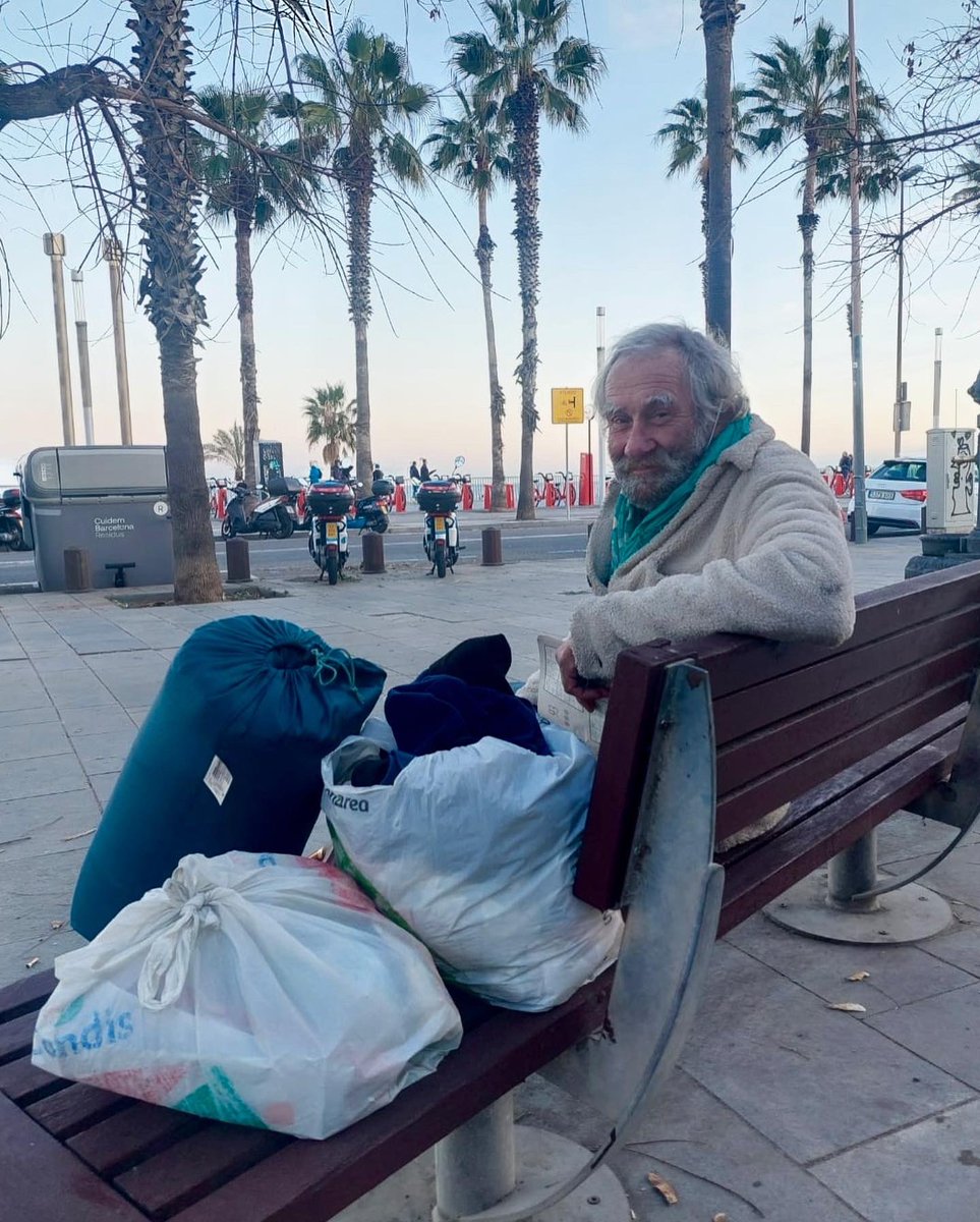 FrancescTerns's tweet image. Personas que ayudan a personas.
Para mí la mejor manera de definir @_HealthWarriors sin ninguna duda.

Ayudar, tan simple y a veces tan complejo. Sabíamos que venía una ola de frío y salimos a repartir sacos de dormir a personas que viven en la calle. En total 80 y queremos más.