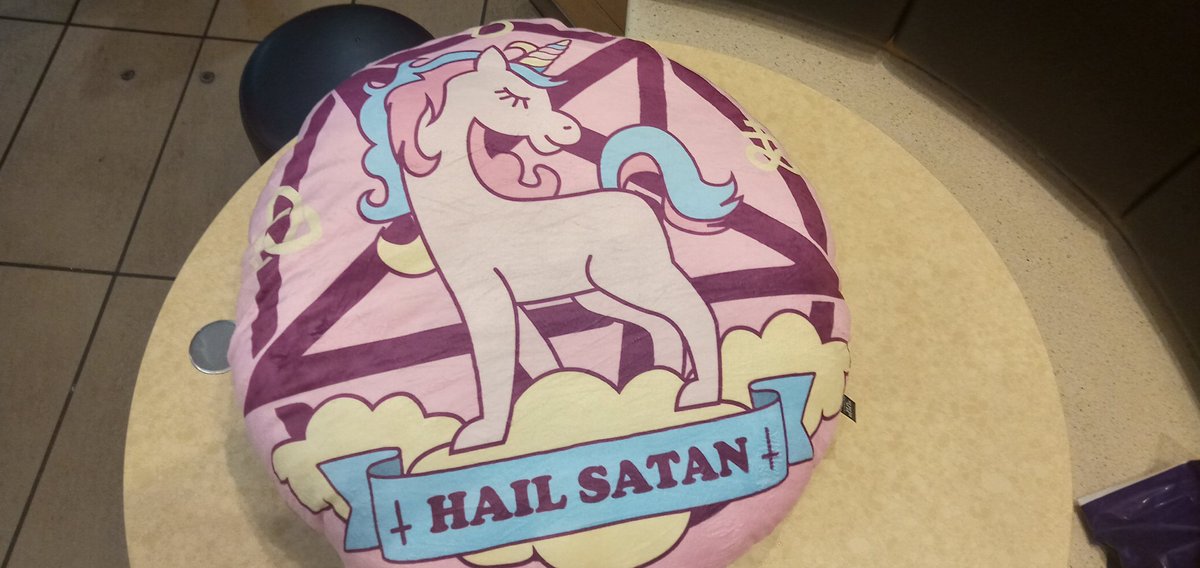 vCrunchy's tweet photo. Couldn't... Resist.. pillow.... #Offyatree @Tatsuoo_ https://t.co/xGewiCHJhI