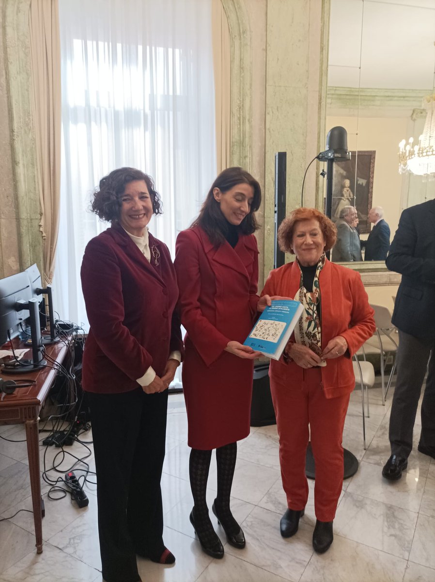 La directora del #master de #mediacion y d l colección d mediación y resolución de conflictos de la <a href="/editorialreus/">Editorial Reus</a>, <a href="/LGVILLALUENGA/">LETICIA GARCÍA VILLALUENGA</a> y <a href="/luzaristas/">MARI LUZ SÁNCHEZ</a>, parte dl equipo directivo dl Máster han compartido cn la ministra de <a href="/justiciagob/">Ministerio de la Presidencia, Justicia y R. Cortes</a> el 📖"Del Cerebro Hostil al Cerebro Inteligente"