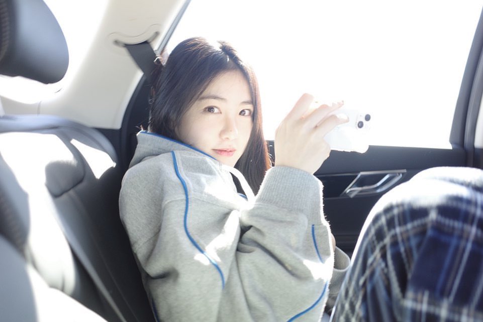 shinyeeun_th's tweet photo. เห็นแล้วใจสั่นเลยเซตนี้ น้องอึนนน 🥰🥰🥰

 #ชินเยอึน #Shinyeeun #신예은 https://t.co/8JWhL8CxVL