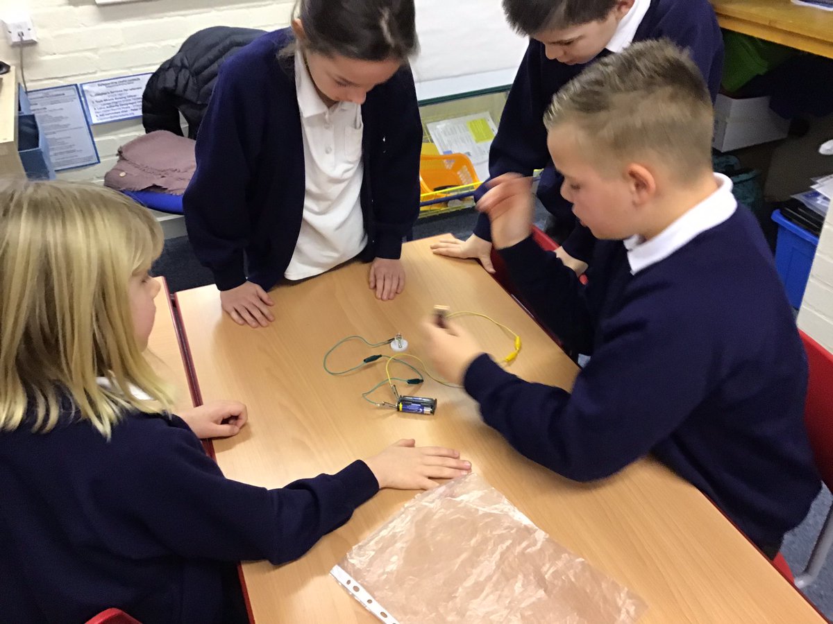 MrsClaassen_KPA's tweet photo. In Science we are continuing our learning on circuits. Today, we are trying to add a switch to our circuit #KeelbyPrimary #KeelbyStem #KeelbyScience https://t.co/v77GdCNGqP