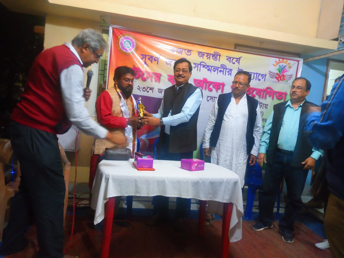 RangArts's tweet photo. বসে আঁকো প্রতিযোগিতায় বিশিষ্ট চিত্র শিল্পী এবং বিচারক হিসেবে উপস্থিত ছিলাম সুবর্ণ জয়ন্তী ভবনে।কলকাতা।আন্তরিকভাবে ধন্যবাদ জানাই রতন বাবু এবং তাঁর সকল সহকর্মীদের। https://t.co/RBqXO3w7dk