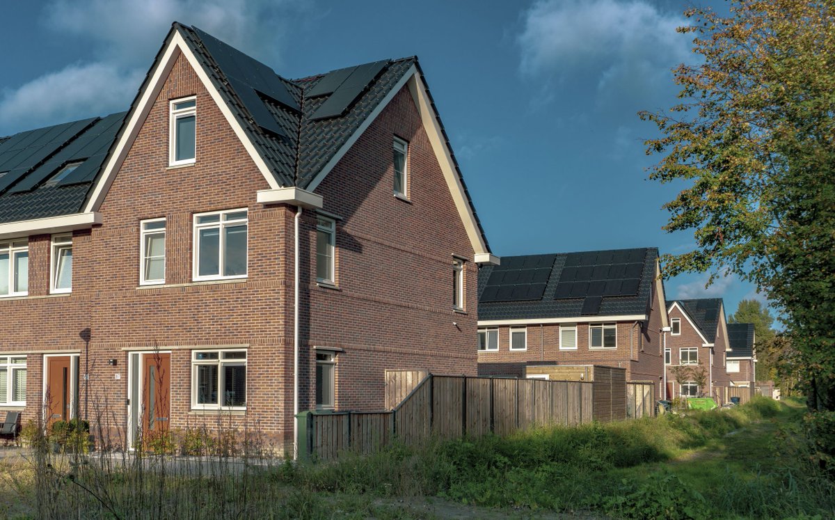 Bij de installatie van zonnepanelen vonden in anderhalf jaar tijd meer dan 40 ongevallen plaats. De Arbeidsinspectie vindt dat er meer aandacht moet komen voor veiligheid in deze sector en zal het aantal inspecties opschroeven. Lees hier meer ⤵️
inspectiewerkt.nl/veel-ongelukke…