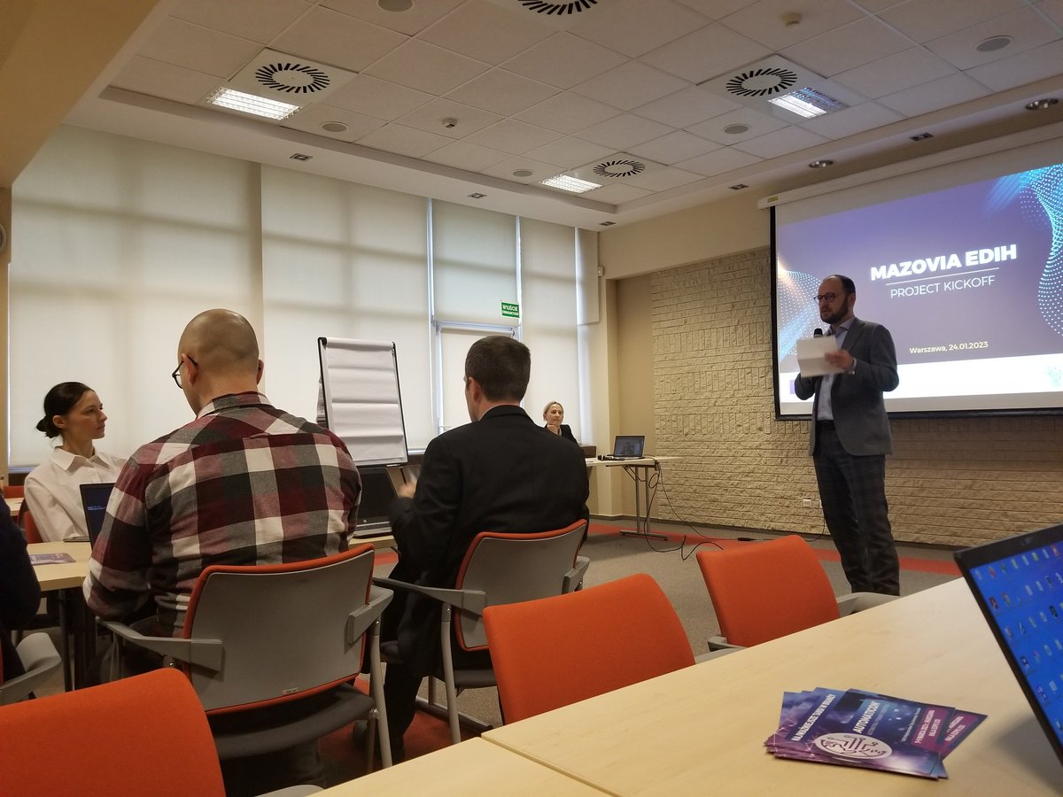 gra_ze's tweet image. Kickoff projektu #mazovia #EDIH w gościnnych progach #PIAP @Lukasiewicz_pl. 1 ze 136 nagrodzonych projektów europejskich na rzecz cyfryzacji MŚP. Na sali przedstawiciele partnerów konsorcjum. Po raz pierwszy w tym gronie #IDEAS @NCBR_pl . Zaczynamy!