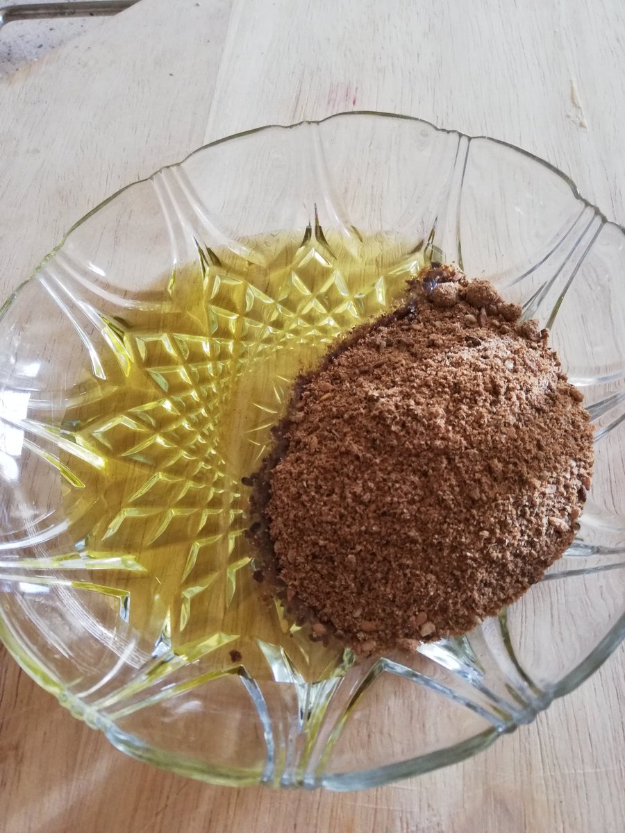 Şöyle muhteşem bir kahvaltılığımız var ve onu hiç övmüyoruz. Bu vatana ihanettir! Kahvaltılık zahter: Zahter (Thymbra spicata), menengiç, nohut bulgur unları, kavun karpuz çekirdekleri, sumak, kimyon vd. baharatlar. Tandır ekmeğini önce zeytinyağına sonra bu zahter karışımına