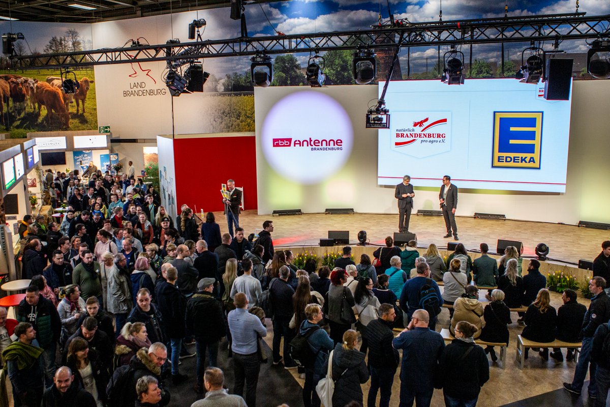 proagroev's tweet photo. Tag 5 auf der @gruenewoche beginnt mit unserem ersten geführten Handelsrundgang: pro agro gibt regionalen Produzenten aus Brandenburg die Möglichkeit mit 242 Marktleitern, Einkäufern und Produktscouts der #EDEKA in Kontakt zu kommen. 🤝🏼 #IGW2023 https://t.co/KX5d2nlpar