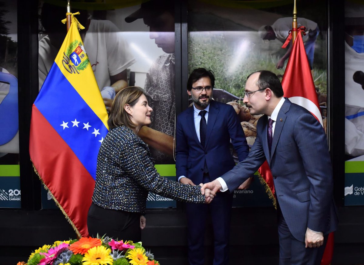 drmaydin's tweet photo. Karakas,
Sn.Ticaret Bakanımızla 
Venezuella C.Bşk. Yrd.Bilim Tek. Eğitim ve Sağlık Bak.Sayın Gabriela Jiménez ile iki ülke arasında işbirlikleri görüşmelerine katıldık.

Çok yararlı geçen görüşmelerde Sn. Jiménez’e Teknofesti anlattık ve davet ettik. 

@HibTurkiye @IAUKampus https://t.co/PadHaoXjK1