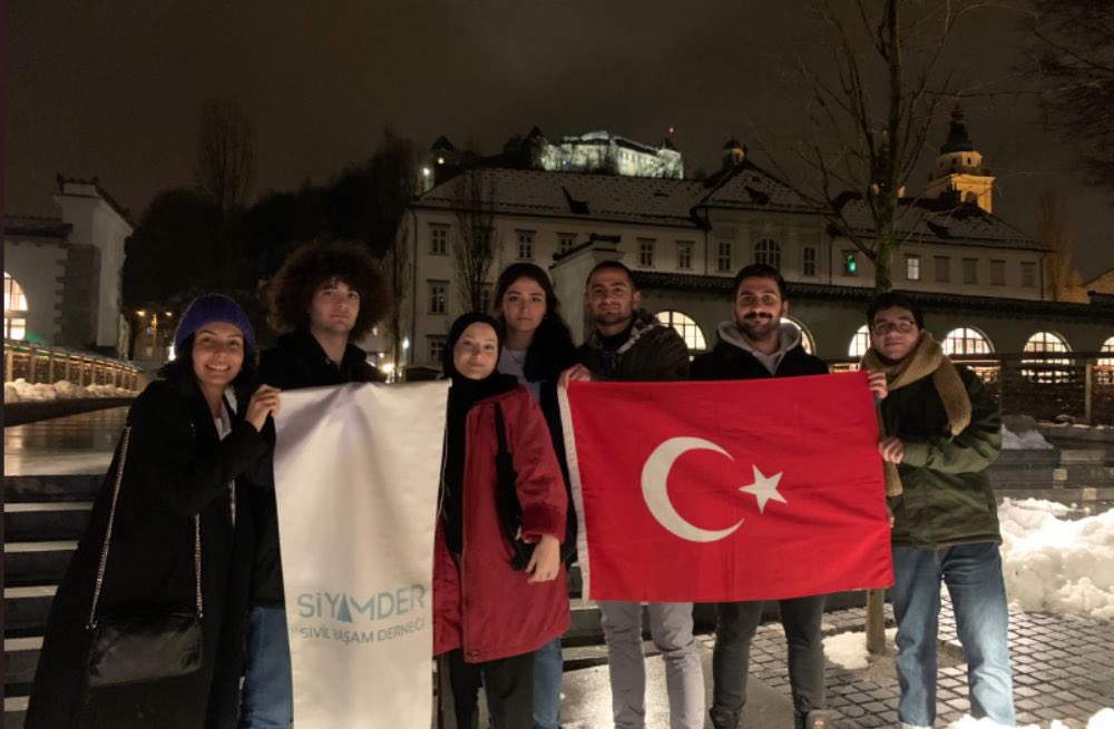 12 SİYAMDER gönüllüsü derneğimizi temsil ederken aynı zamanda proje kapsamında sağlık alanında çeşitli bilgiler elde edip, atölye çalışmaları gerçekleştirdiler. 

#düşündüşlehareketegeç
 
<a href="/ABBaskanligi/">T.C. Dışişleri Bakanlığı Avrupa Birliği Başkanlığı</a> 
<a href="/ulusalajans/">Türkiye Ulusal Ajansı 🇹🇷 Turkish NA</a> 
<a href="/YHOint/">International Youth Health Organization</a>
 @heramladi
