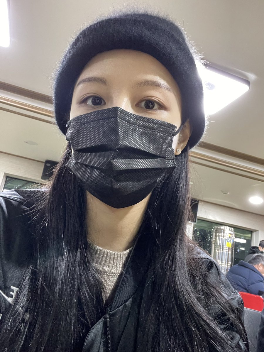 offseunghee's tweet photo. 연휴의 끝은 분리수거(두번 왔다갔다 함) 

언니는 저를 보며 비둘기 아줌마 같다고 했지만, 내복은 체온을 3도 높여주고 모자는 체온 유지에 필수입니다^^~
근데 이거 블로그 말투인가요?~
틧터 말투 알려줄 사람 구합니다.

모두 올해도 아프지말고 건강만^^~🤍 https://t.co/XMQgYlYaf6