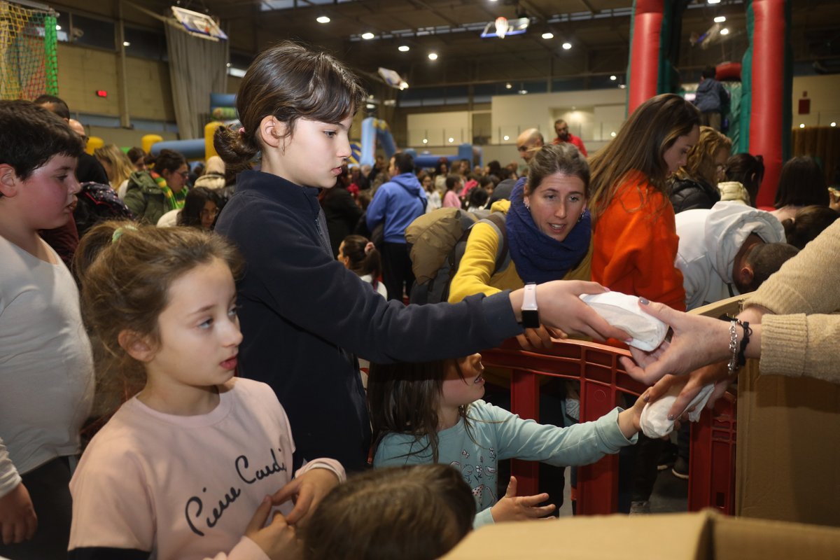 ajparets's tweet photo. 🎭 Festa Major d'Hivern 2023.

📸 Imatges de dilluns: parc infantil, castells de gel i berenar. 

➡️ https://t.co/iJK6clzKVq https://t.co/ILYLNoB0r4