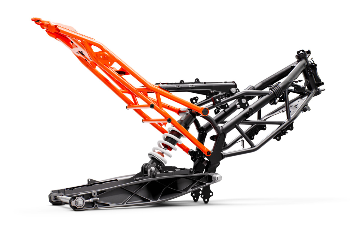 ktm_japan's tweet photo. KTM RCシリーズは、軽量化に重点を置いて開発され、シャシー全体で大幅な軽量化が図られています。

新設計のホイールにより、従来よりもバネ下重量を3.4KG削減し、新しいBYBRE製ブレーキシステムにより、960Gもの驚くべき軽量化を実現。フレームも1.5KGの軽量化が図られています!

#KTM #RC390 https://t.co/RMvgQIoLdx
