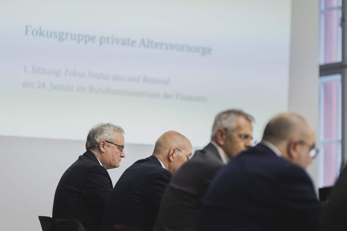 Die #Fokusgruppe private #Altersvorsorge hat die Arbeit aufgenommen. Bis zum Sommer soll sie verschiedene Reformoptionen prüfen, darunter eine Förderung privater Produkte mit höheren Renditechancen als #Riester sowie ein öffentlich verantworteter Fonds. ➡ bundesfinanzministerium.de/private-alters…