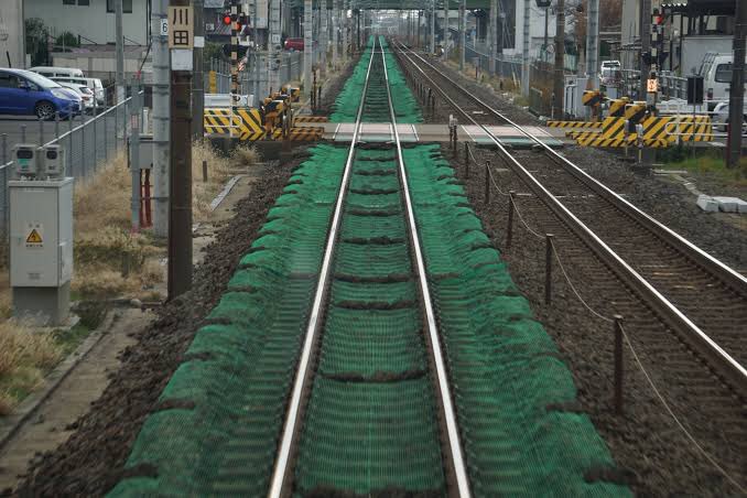 wrathofgnon's tweet image. In Japan crows are attacking trains by placing rocks from the ballast on the rail. As a response railway companies hire falconers and their hawks to patrol railway lines and attack the crows, in addition to putting gardening nets over the ballast (not ideal).