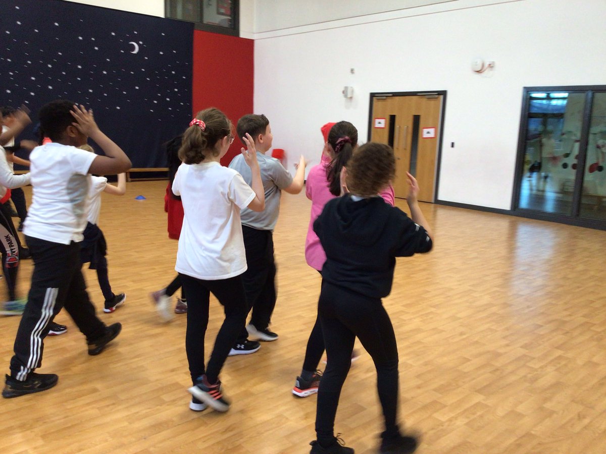 NewParkPrimary's tweet photo. 5D showing some fantastic moves in PE! This has been their new topic of Victorian dance! #NP_5D https://t.co/Ey7EGyxvBk