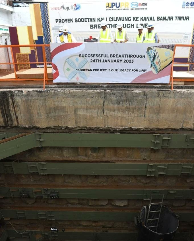 Dua terowongan, masing-masing berdiameter 3,5m akan mengalirkan air dari Ciliwung ke KBT dan mengurangi debit air 33-63 m3 per detik sesuai status siaga banjir Jakarta. 

Proyek ini sudah berhenti 6 tahun dan sekarang lanjut lagi, mudah-mudahan selesai pada April 2023.