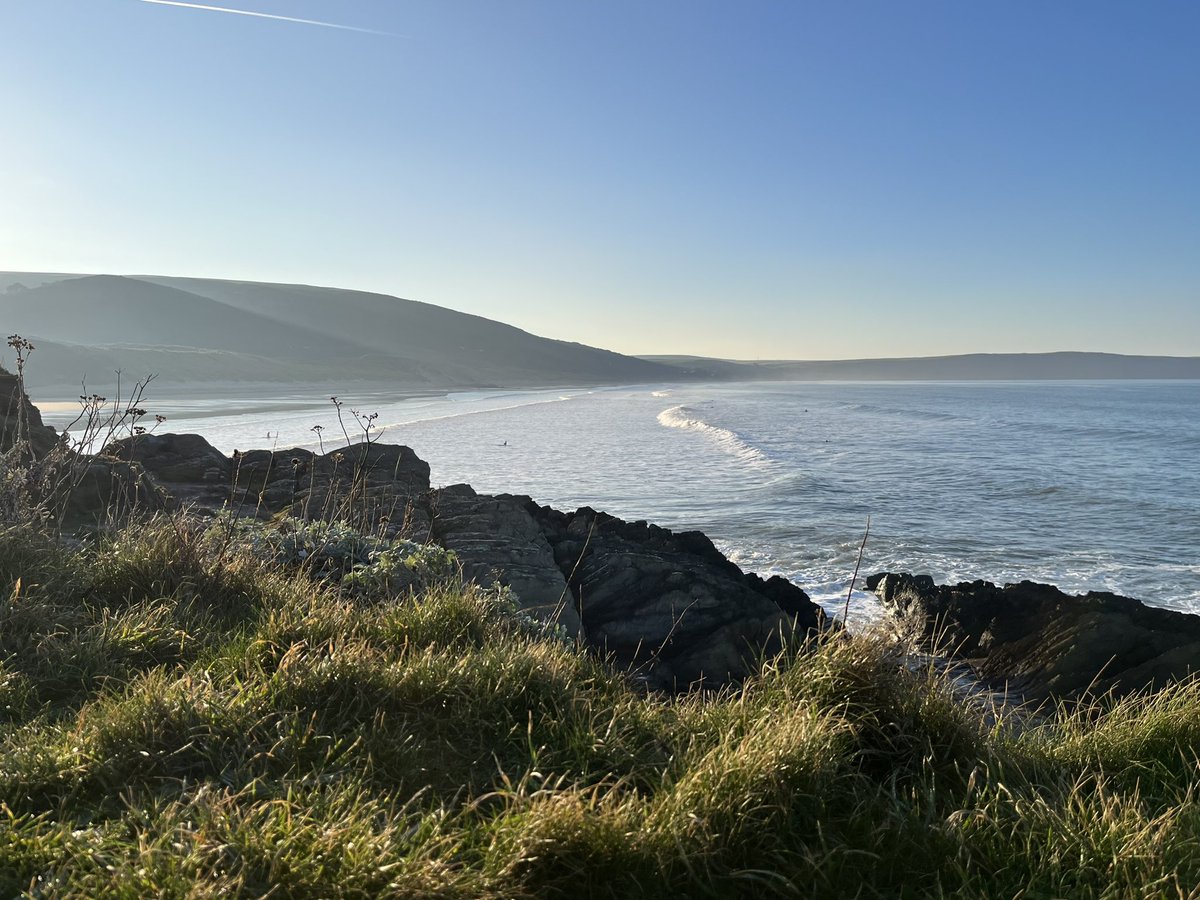 Cold morning surf checks ❄️🌊☀️ #beautiful #beach #surfcheck #winter #northdevon #surf #coldwater #nofilter #rockpool #baggypoint #woolacombe #putsborough #woolacombebeach #bay #atlantic #tides #wintersun