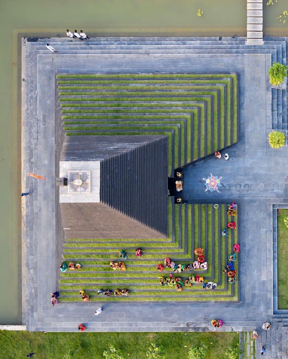 parametricarch's tweet image. Sameep Padora created a stepped Hindu Temple 🛖 complex for the village of Nandyal in Andhra Pradesh, India, partially enclosed by a moat.

🖋 Architect: @SameepPadora
📸 Edmund Sumner

#temple #templedesign #religiousarchitecture #design #parametric #grasshopper3d #rhinoceros3d