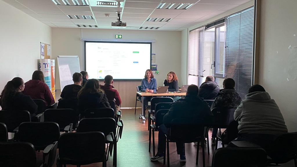 @poleemploi_HDF Clermont embarqué dans la #SemaineNumérique avec un #Digiquizz version "jeu de l'Oie" ! 10 jeunes #AIJ présents pour l'occasion 👏
En parallèle, recrutement #TRANSDEV #TousMobilisés pour des postes de chauffeur de bus. Un employeur ravi des profils proposés ✍️🤝