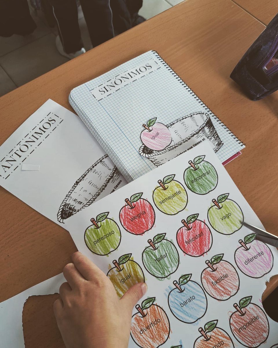 Nuestros alumnos de tercero de primaria, enriquecen su vocabulario llenando la cesta de antónimos y sinónimos. Recortan, colorean y aprenden. 
#somosasuncion #SeguimosEnMarcha